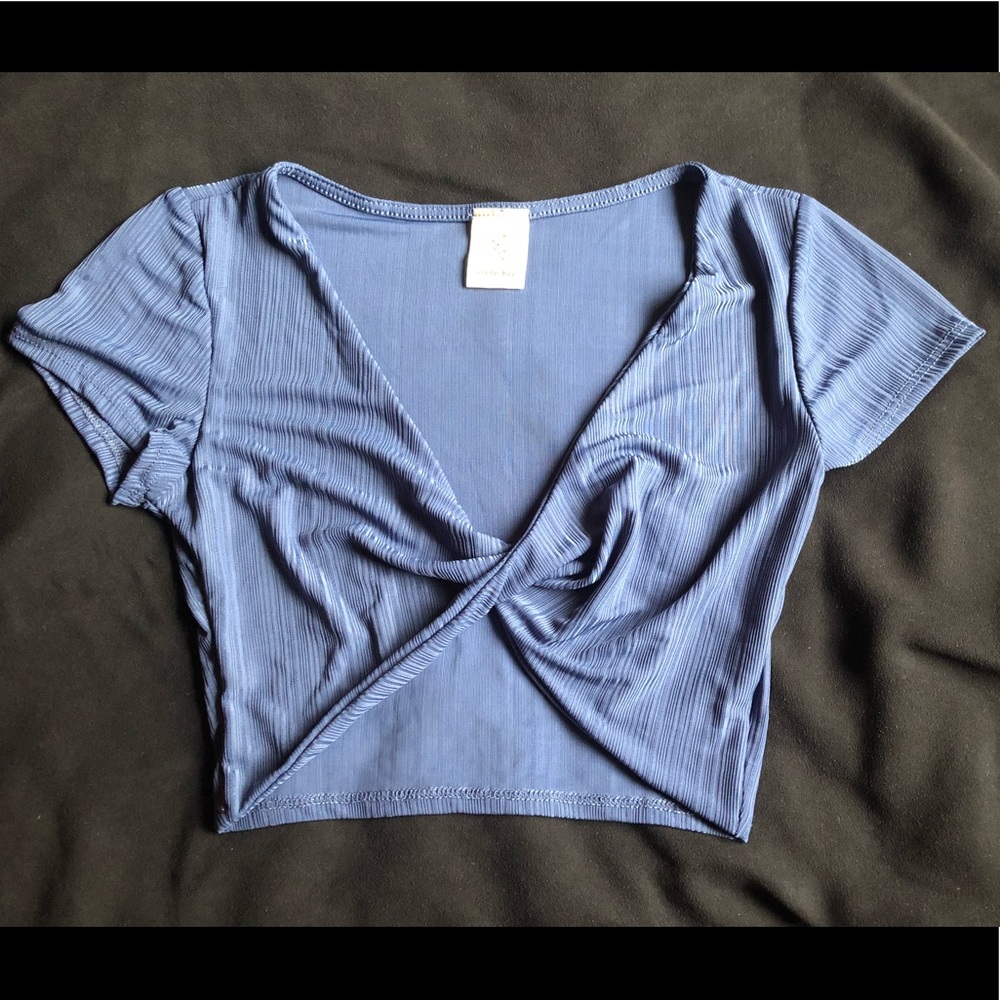 Low-cut crop top